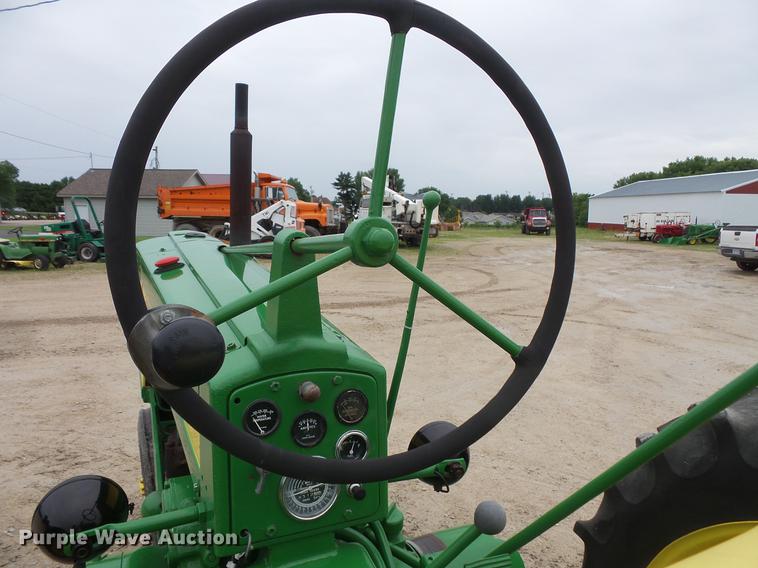 image for item DV9372 John Deere 520 tractor