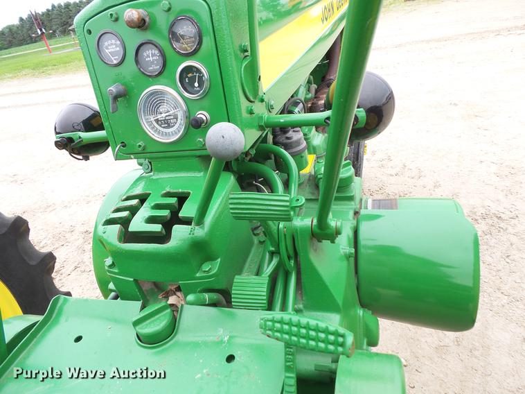 image for item DV9372 John Deere 520 tractor