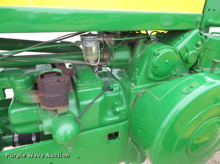 image for item DV9372 John Deere 520 tractor