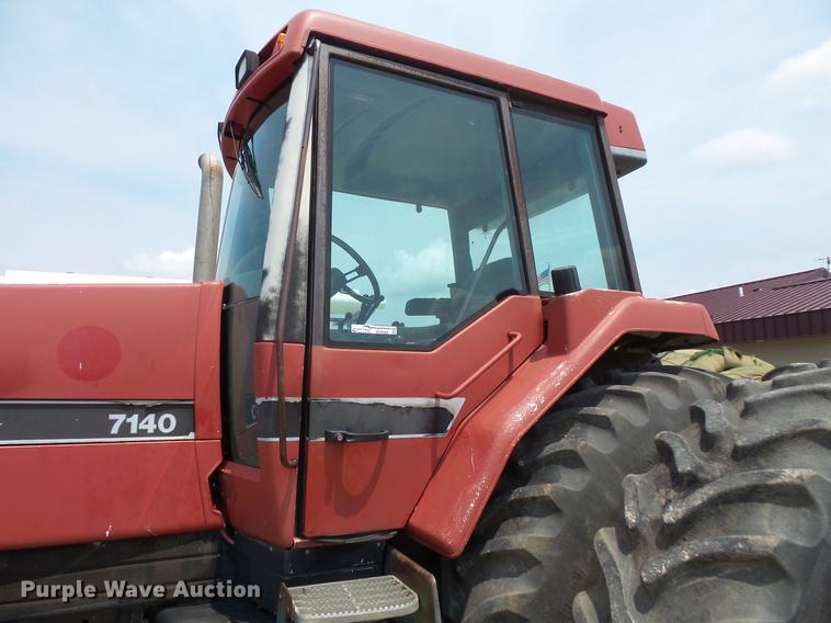 image for item DV9389 International 7140 MFWD tractor