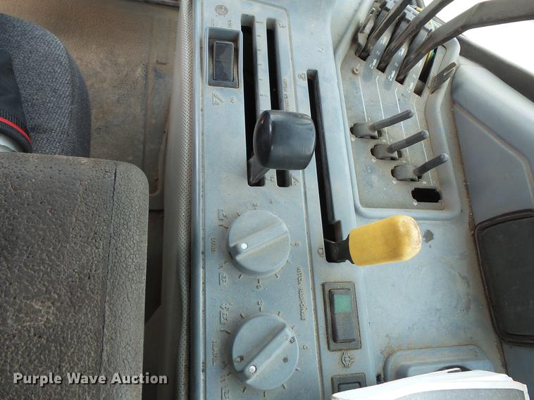 image for item DV9389 International 7140 MFWD tractor