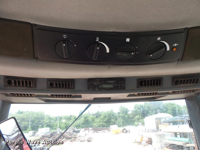 image for item DV9389 International 7140 MFWD tractor