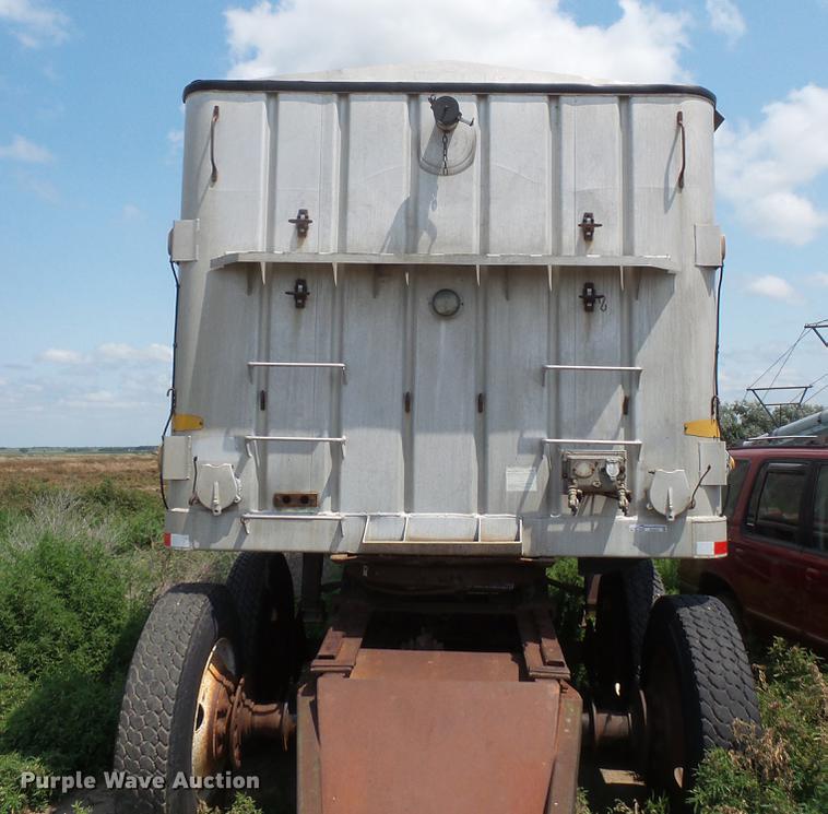 image for item DV9437 1984 J&L Tank Inc. JLST double hopper bottom wet/dry grain trailer