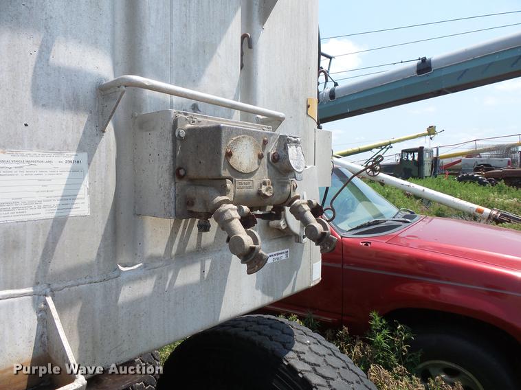 image for item DV9437 1984 J&L Tank Inc. JLST double hopper bottom wet/dry grain trailer