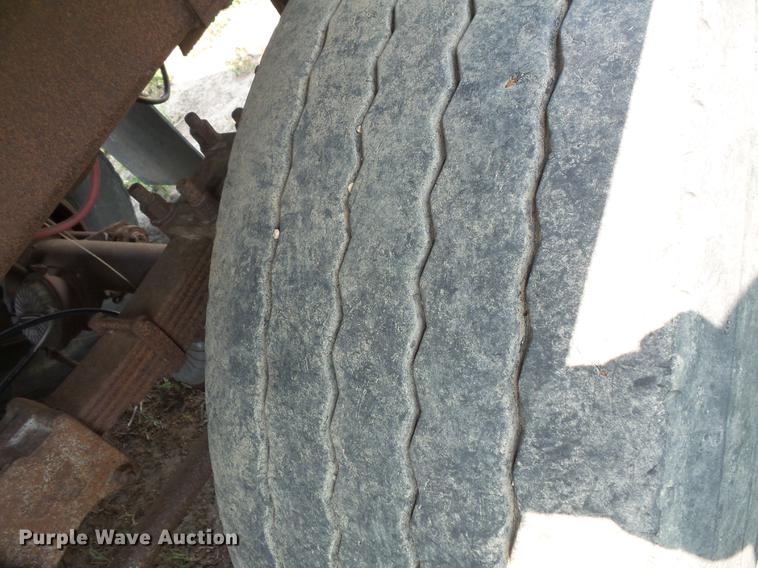 image for item DV9437 1984 J&L Tank Inc. JLST double hopper bottom wet/dry grain trailer