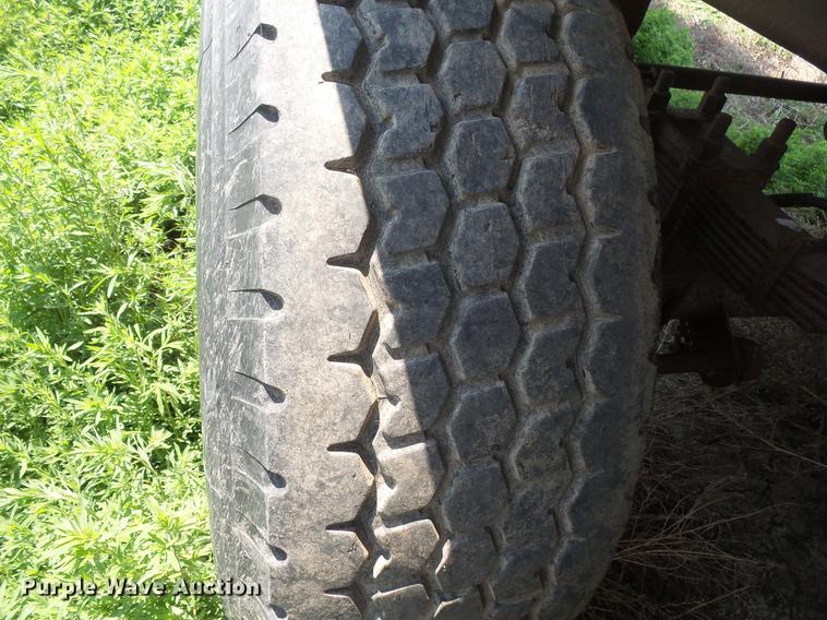 image for item DV9437 1984 J&L Tank Inc. JLST double hopper bottom wet/dry grain trailer