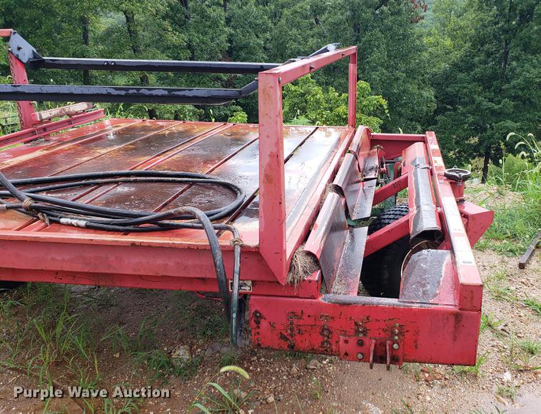 image for item EF9787 Hoelscher 1000 square bale accumulator