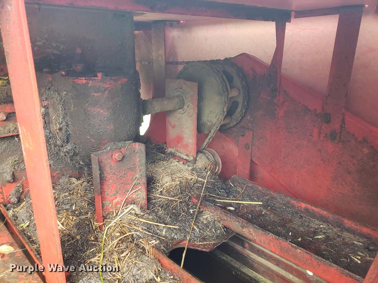 image for item EF9790 New Holland Hayliner 276 square baler