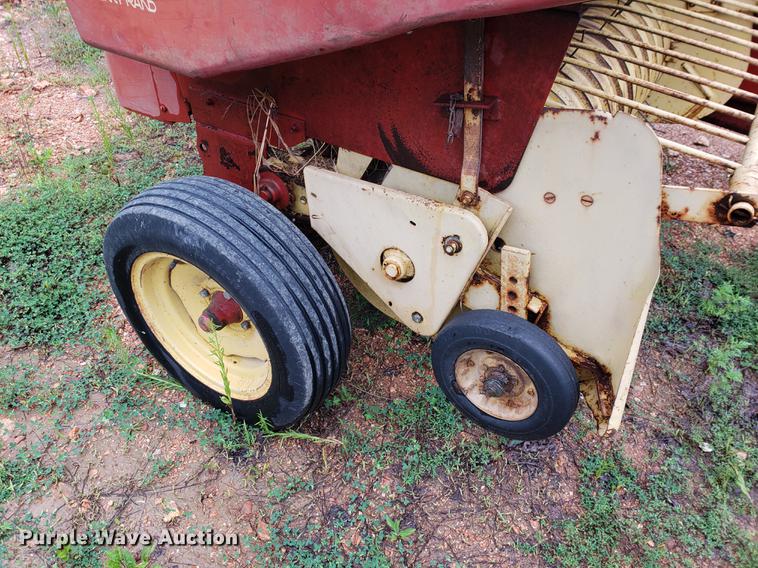 image for item EF9790 New Holland Hayliner 276 square baler