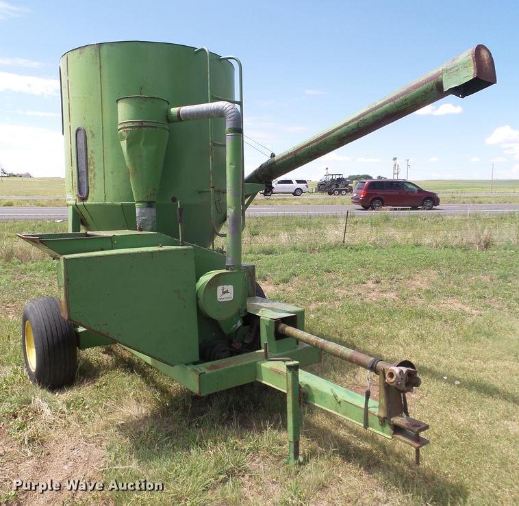 image for item EI9619 John Deere 400 tub grinder