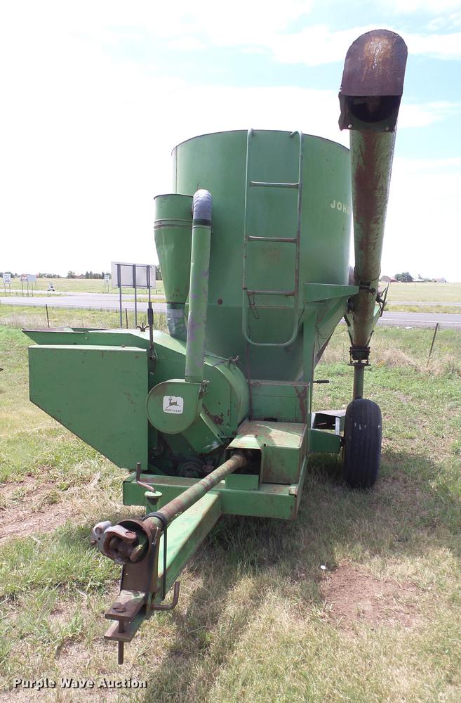 image for item EI9619 John Deere 400 tub grinder