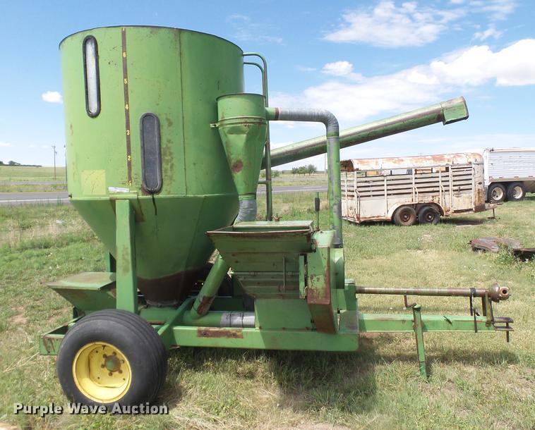 image for item EI9619 John Deere 400 tub grinder