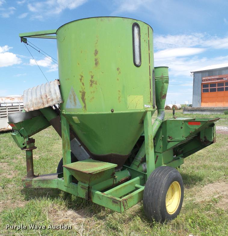 image for item EI9619 John Deere 400 tub grinder