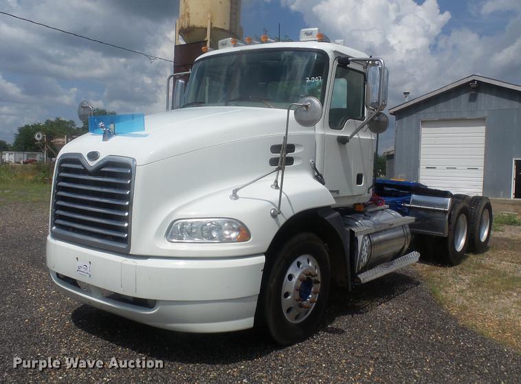 image for item DB7101 2007 Mack Vision CXN613 semi truck
