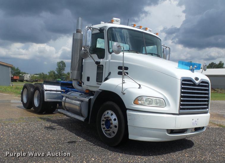 image for item DB7101 2007 Mack Vision CXN613 semi truck