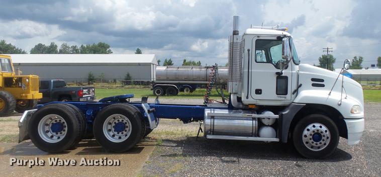 image for item DB7101 2007 Mack Vision CXN613 semi truck