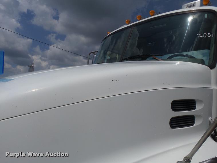 image for item DB7101 2007 Mack Vision CXN613 semi truck