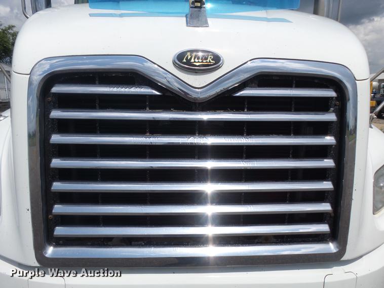 image for item DB7101 2007 Mack Vision CXN613 semi truck