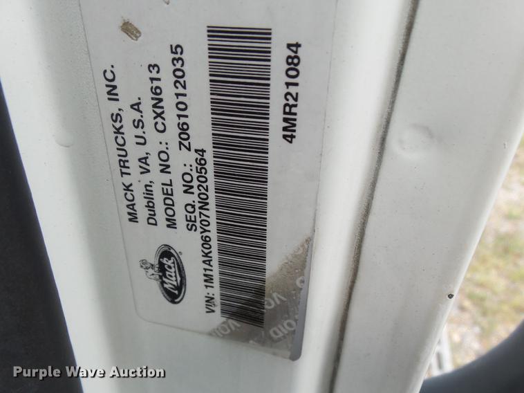 image for item DB7101 2007 Mack Vision CXN613 semi truck