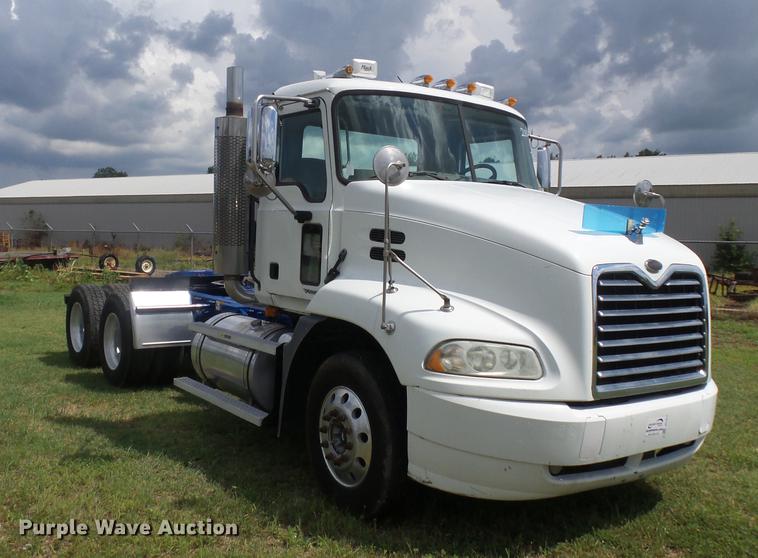 image for item DB7102 2007 Mack Vision CXN613 semi truck