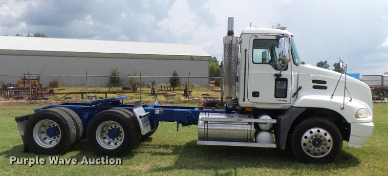 image for item DB7102 2007 Mack Vision CXN613 semi truck