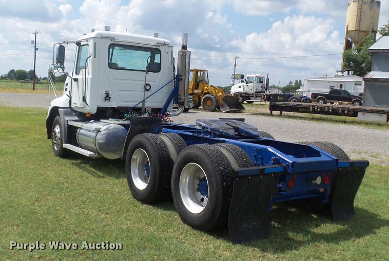 image for item DB7102 2007 Mack Vision CXN613 semi truck