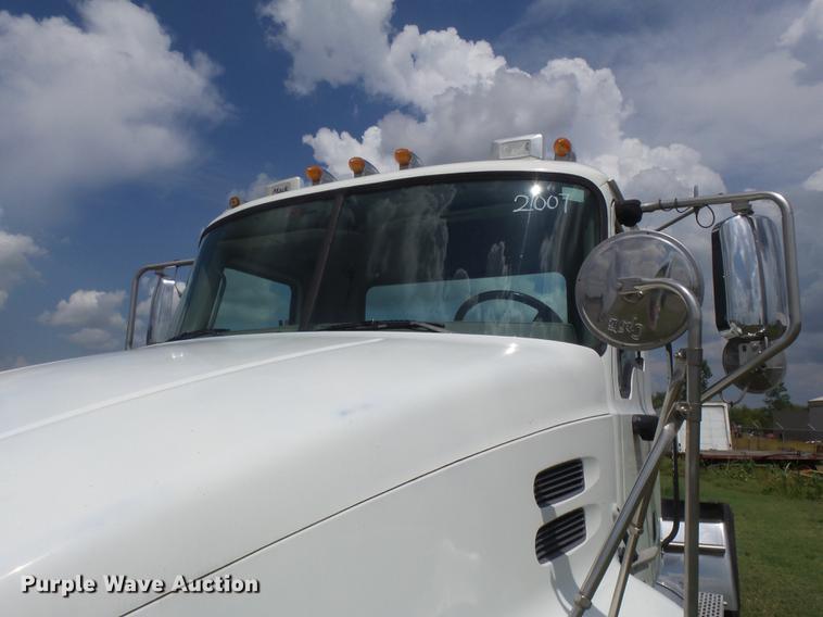 image for item DB7102 2007 Mack Vision CXN613 semi truck