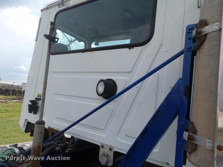 image for item DB7102 2007 Mack Vision CXN613 semi truck