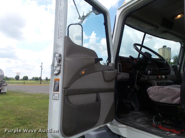 image for item DB7102 2007 Mack Vision CXN613 semi truck
