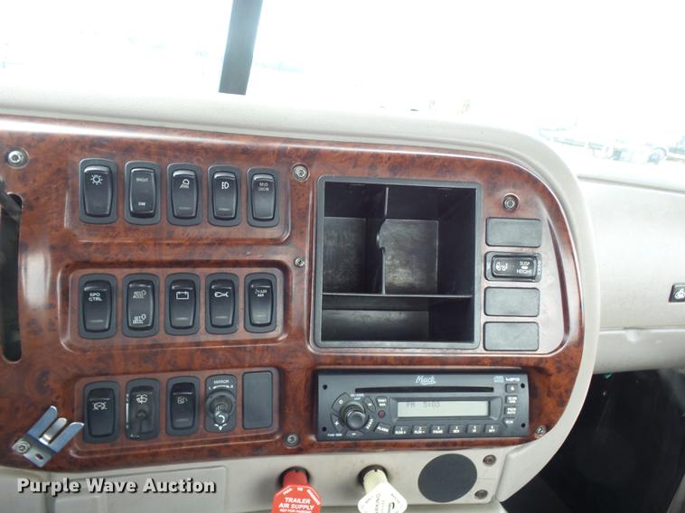 image for item DB7102 2007 Mack Vision CXN613 semi truck