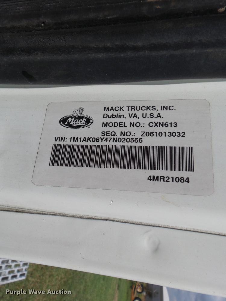 image for item DB7102 2007 Mack Vision CXN613 semi truck