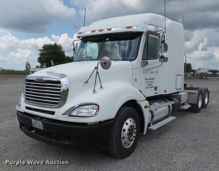 image for item DB7105 2005 Freightliner Columbia semi truck