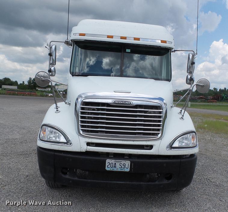 image for item DB7105 2005 Freightliner Columbia semi truck