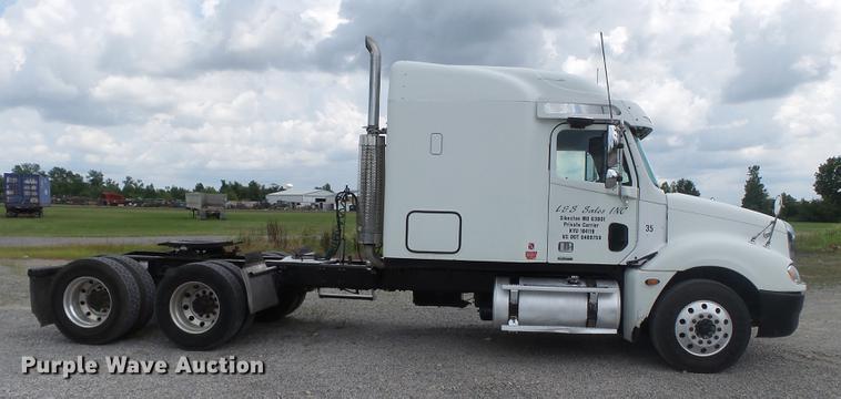 image for item DB7105 2005 Freightliner Columbia semi truck