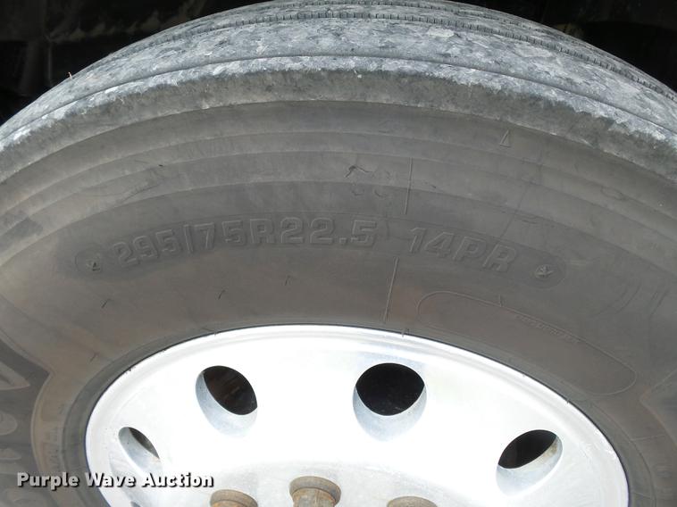 image for item DB7105 2005 Freightliner Columbia semi truck