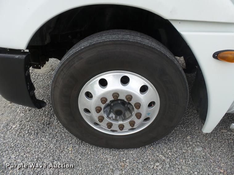 image for item DB7105 2005 Freightliner Columbia semi truck