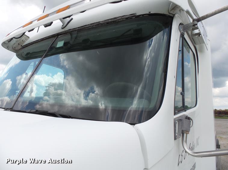 image for item DB7105 2005 Freightliner Columbia semi truck