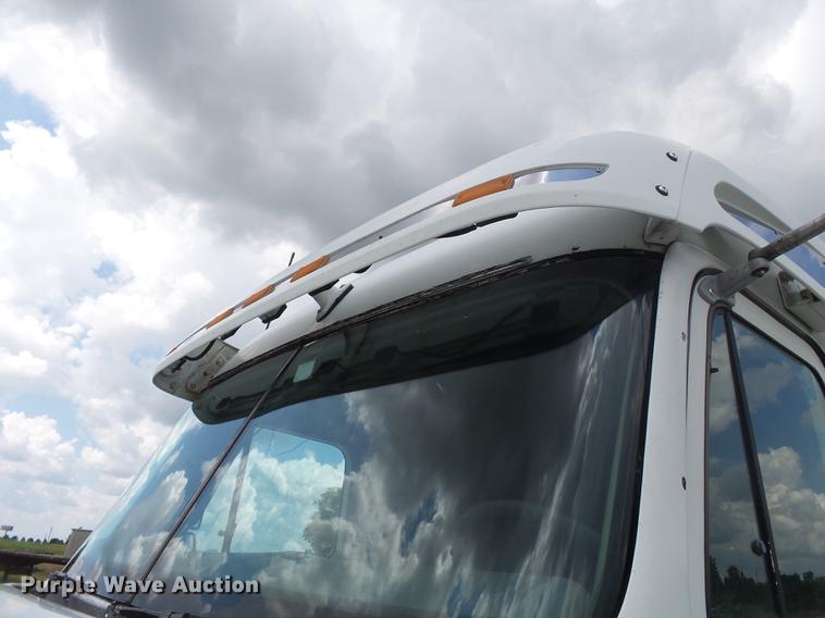 image for item DB7105 2005 Freightliner Columbia semi truck