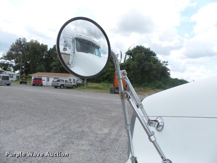 image for item DB7105 2005 Freightliner Columbia semi truck