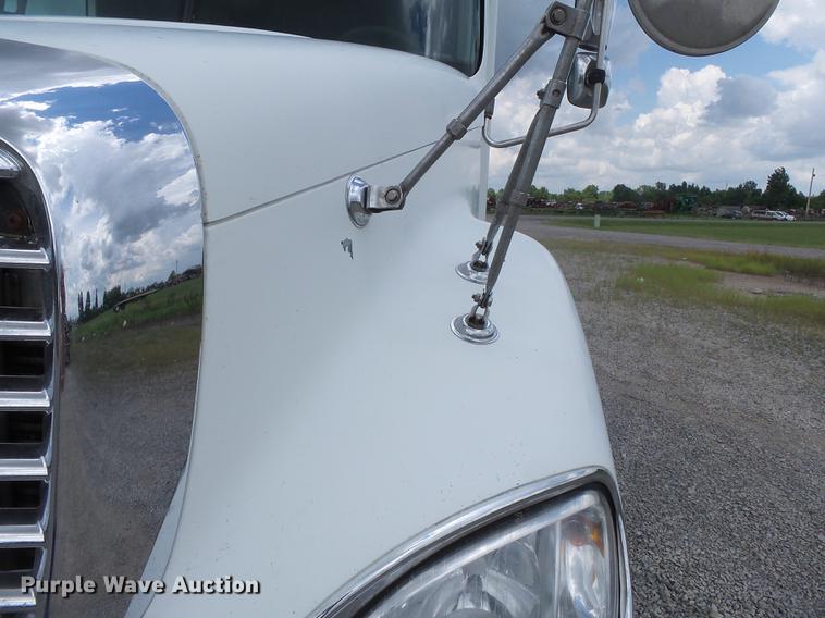 image for item DB7105 2005 Freightliner Columbia semi truck