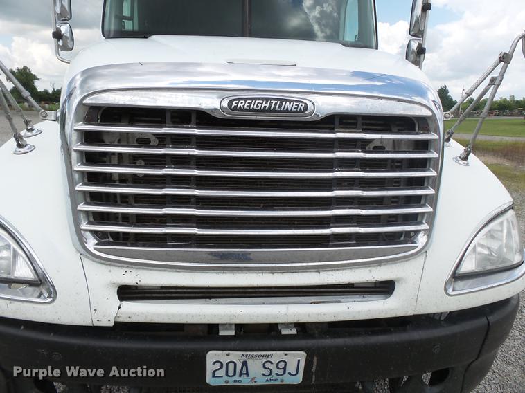 image for item DB7105 2005 Freightliner Columbia semi truck