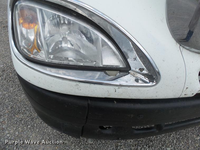 image for item DB7105 2005 Freightliner Columbia semi truck