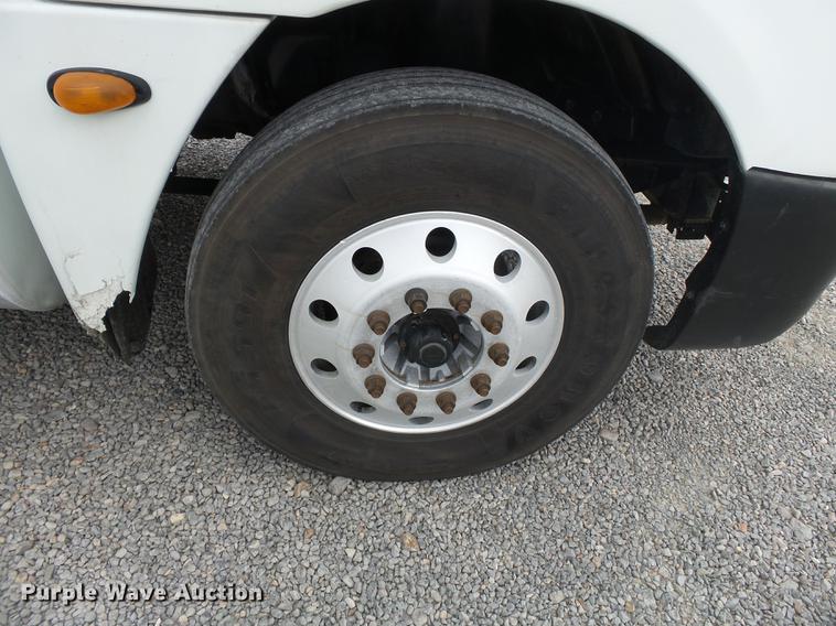 image for item DB7105 2005 Freightliner Columbia semi truck