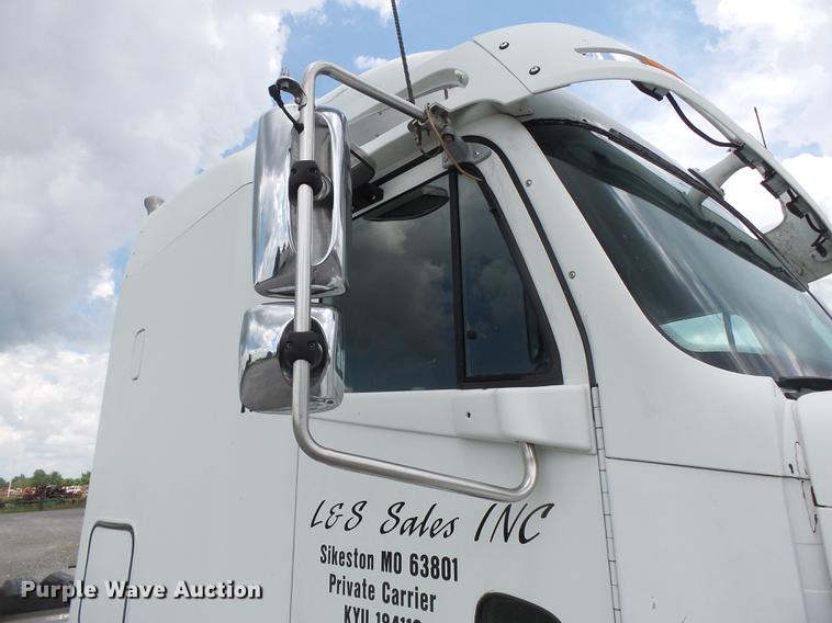 image for item DB7105 2005 Freightliner Columbia semi truck