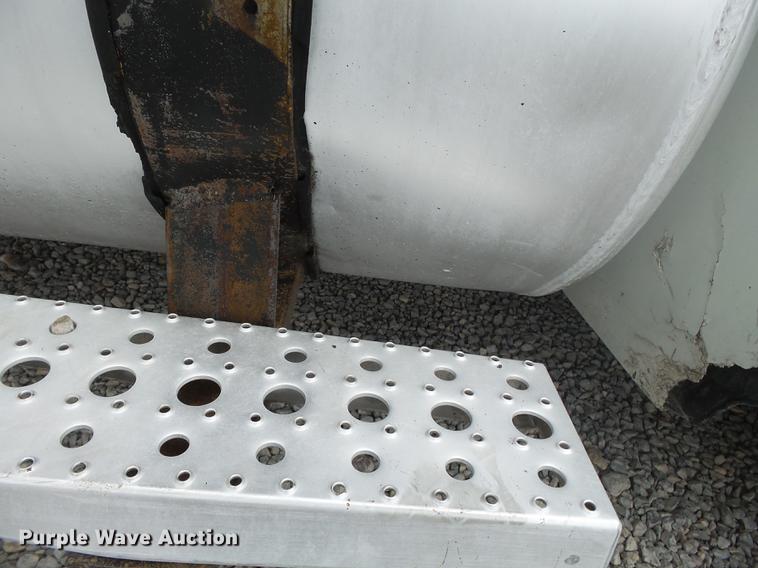 image for item DB7105 2005 Freightliner Columbia semi truck