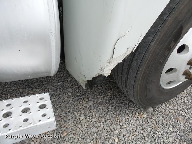 image for item DB7105 2005 Freightliner Columbia semi truck