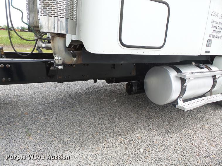 image for item DB7105 2005 Freightliner Columbia semi truck