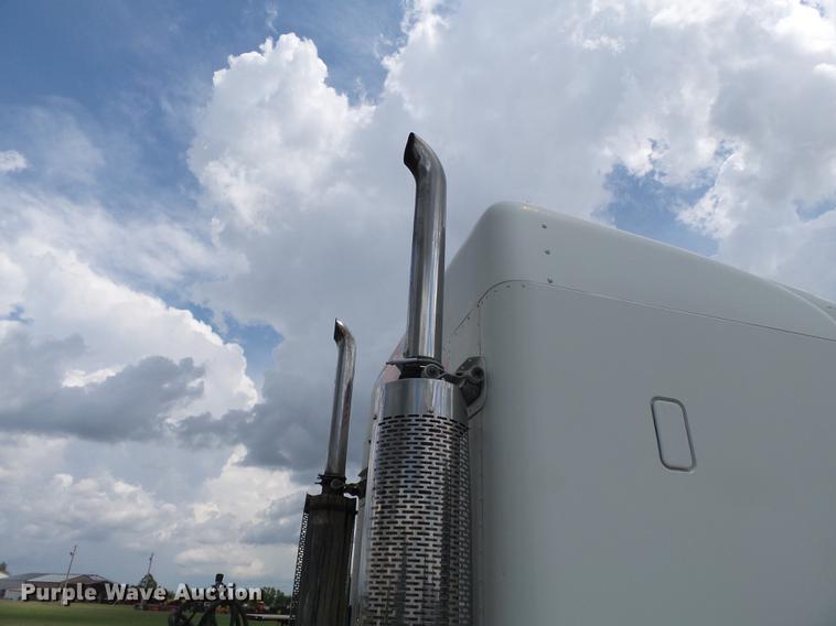 image for item DB7105 2005 Freightliner Columbia semi truck