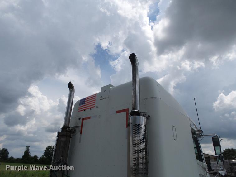 image for item DB7105 2005 Freightliner Columbia semi truck