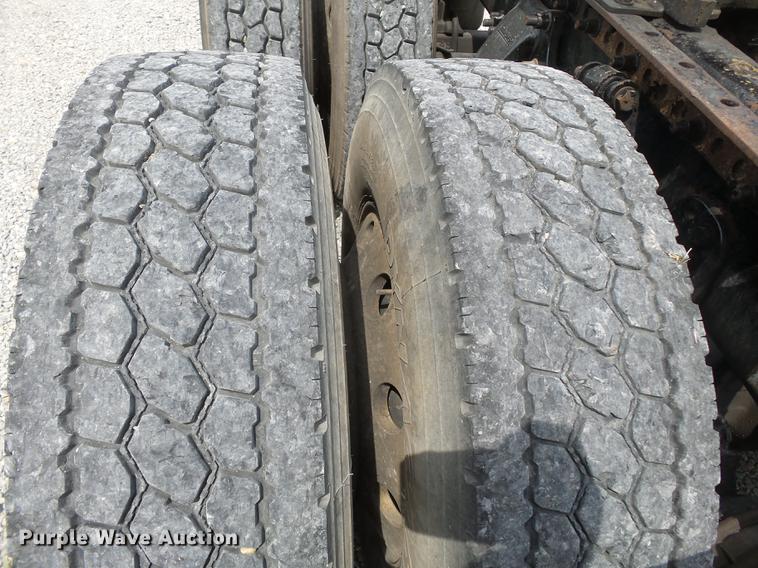 image for item DB7105 2005 Freightliner Columbia semi truck